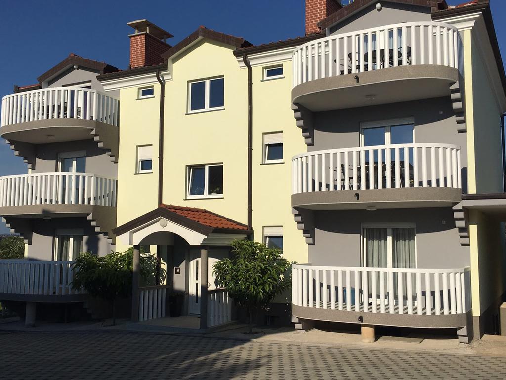 Apartments Barbic 乌马格 外观 照片